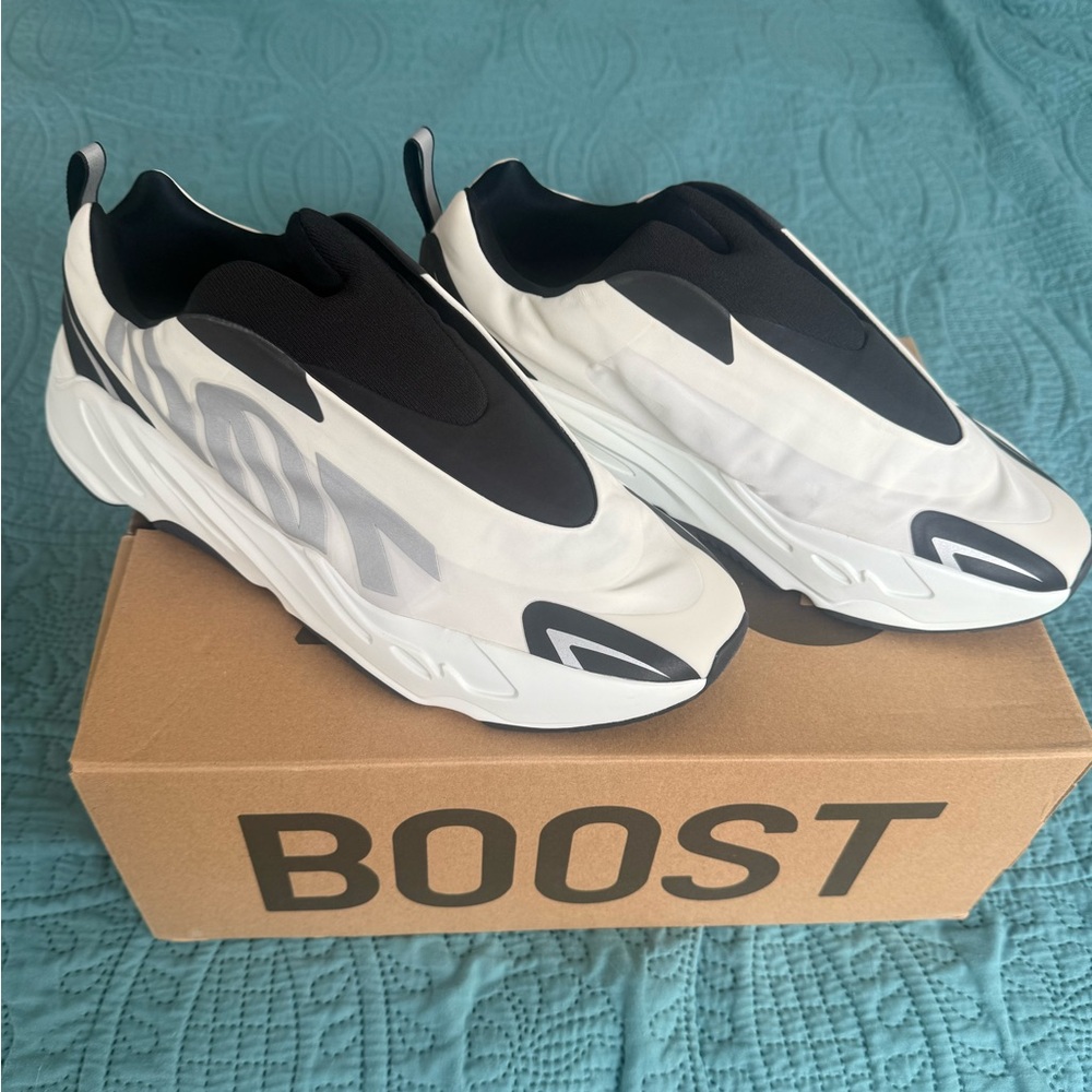 Adidas YZY 700 MNVN Box